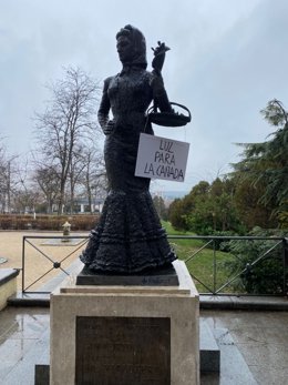 Estatua de La Violetera reclamando luz para la Cañada