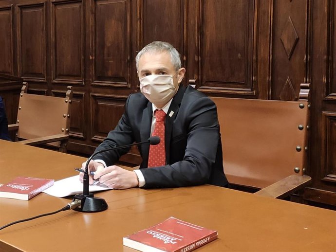 El rector de la USAL durante la rueda de prensa de este lunes.