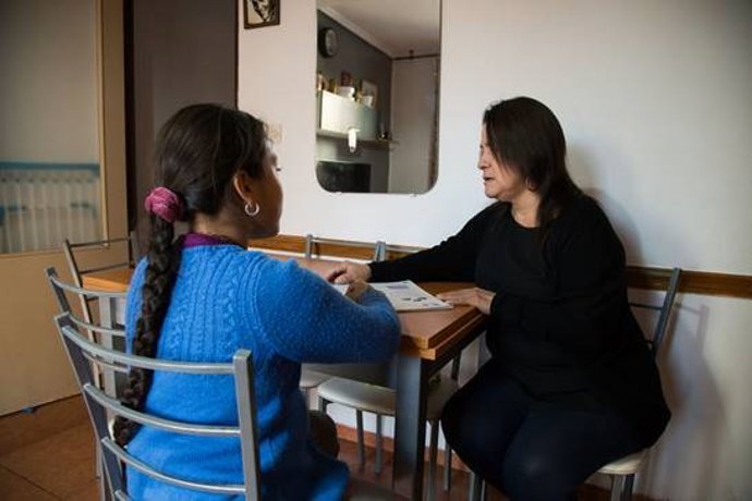 Carola y Aitana, en su casa de Valncia.