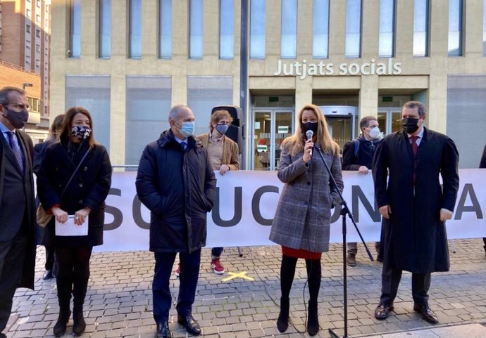 Protesta d'advocats laboralistes davant la Ciutat de la Justícia, convocats per la secció de Dret Laboral d'Icab. Barcelona, Catalunya (Espanya), 21 de desembre del 2020.