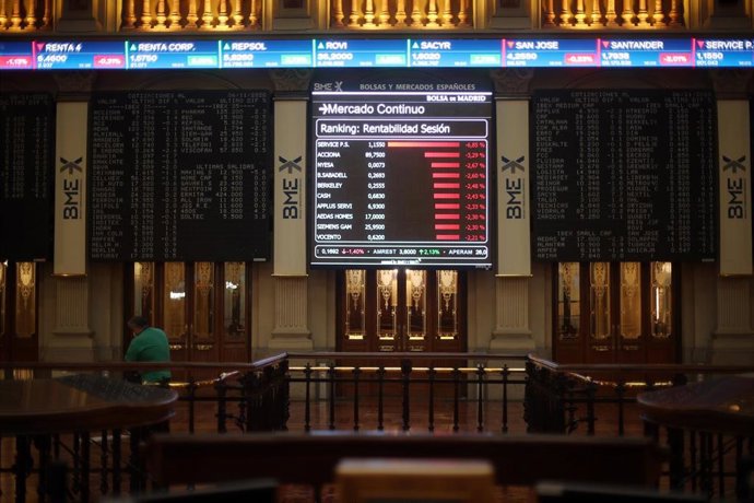 Valores de la bolsa de Madrid (España), a 6 de noviembre de 2020. El Ibex 35 mantenía un descenso del 0,61% en la media sesión de este viernes, atento a la carrera presidencial en Estados Unidos entre el presidente, Donald Trump, y el candidato demócrat