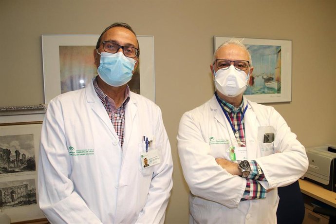 El jefe de servicio de Cirugía General, Fernando Oliva, y Juan Carlos Gómez, coordinador de la Unidad deCirugía Colorrectal, del Virgen Macarena