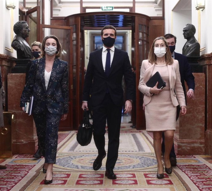 (I-D) La portavoz parlamentaria del PP, Cuca Gamarra, el presidente del PP, Pablo Casado y vicesecretaria de Política Social del PP, Ana Pastor 