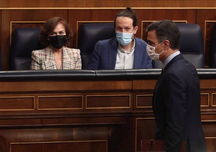 El presidente del Gobierno, Pedro Sánchez, pasa por delante de los vicepresidentes Carmen Calvo y Pablo Iglesias