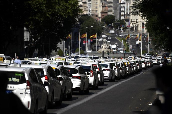 Taxistas permanecen estacionados en vías cercanas a la Puerta de Alcalá durante una macroconcentración de vehículos