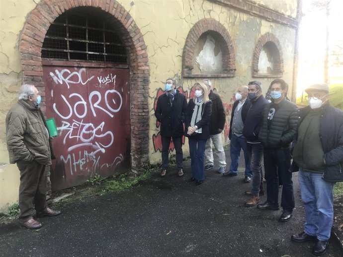 La portavoz de Vox en el Ayuntamiento de Oviedo, Cristina Coto, y vecinos de la zona advierten del deterioro de la Plaza de Toros.