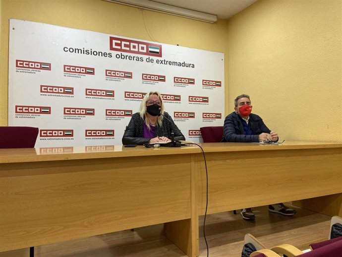 La secretaria general de CCOO de Extremadura, Encarna Chacón, y el secretario general de Acción Sindical y Salud Laboral del indicato, Alberto Franco, en rueda de prensa