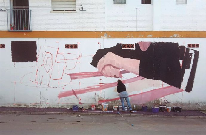 La artista ecijana Virginia Bersabé realizando un mural en el marco de 'Z Montalbán'.