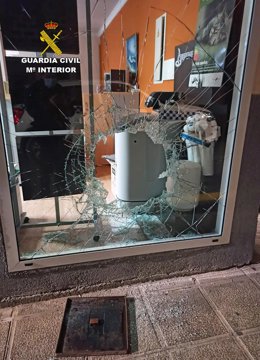 Imagen de un escaparate dañado en uno de los asaltos