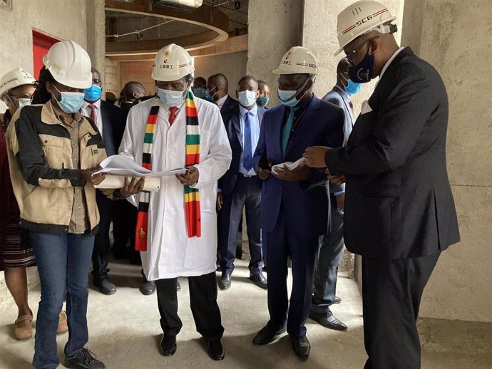 El presidente de Zimbabue, Emmerson Mnangagwa, visita las obras de un nuevo edificio del Parlamento