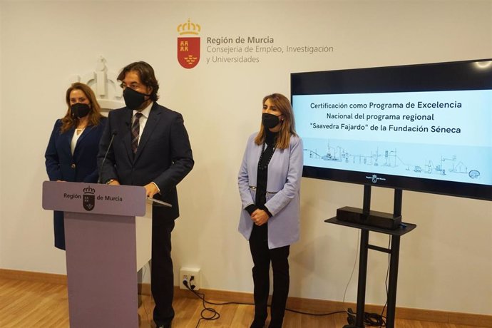 Motas, junto a las directoras generales  de Universidades, Josefina García (izq.) y de Investigación e Innovación Científica, Isabel Fortea (dcha.), presenta la certificación concedida por el Ministerio de Universidades al programa