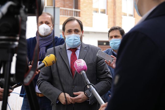 El presidente del PP de C-LM, Paco Núñez, atiende a los medios en Miguelturra.