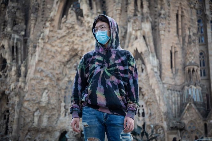 Un joven de rasgos asiáticos camina por zonas cercanas a la Sagrada Familia 