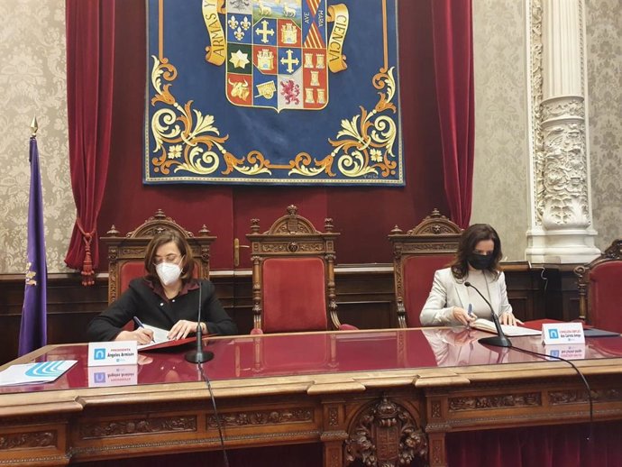 Ángeles Armisén (I) Y Ana Carlota Amigo (D).