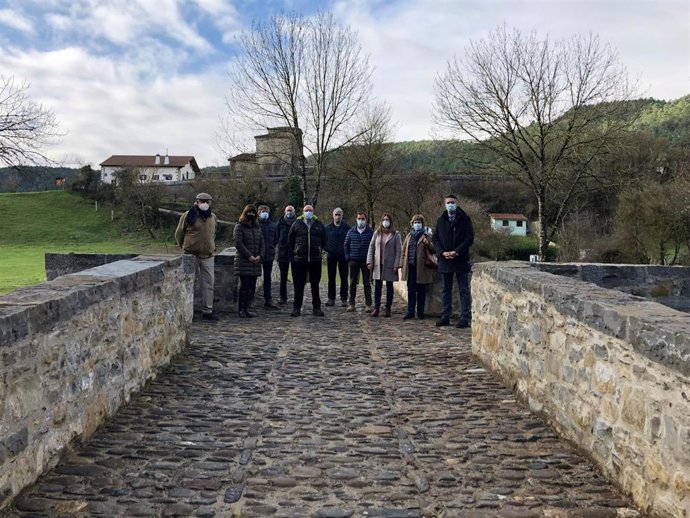 El director general, Ignacio Apezteguía, la alcaldesa del valle de Esteribar, Matilde De Añón, el arqitecto, Leopoldo Gil y acompañantes.