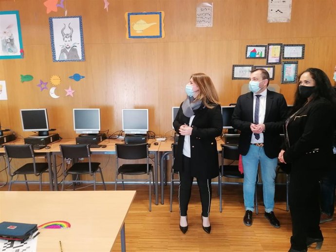 La consejera de Educación y Cultura, Esperanza Moreno, visita el IES Bartolomé Pérez Casas acompañada por el director del centro y la concejala de Educación