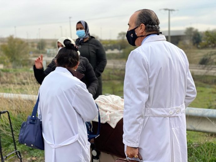 Médicos voluntarios de Fundación Madrina atienden a la población más vulnerable de la Cañada Real