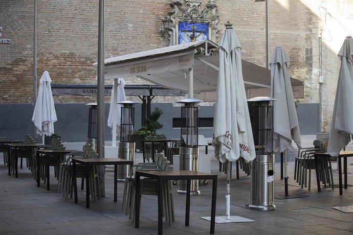 Veladores vacíos en la plaza de la Encarnación