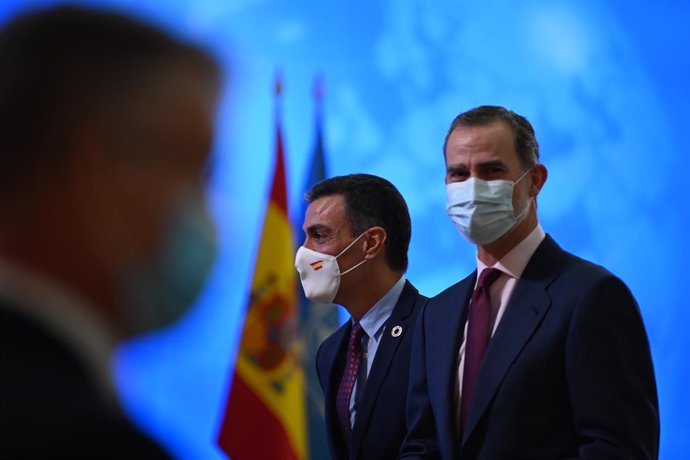 El presidente del Gobierno, Pedro Sánchez (i), y el Rey Felipe VI (d), durante el acto de conmemoración del 75 aniversario de la entrada en vigor de la carta de las Naciones Unidas, en el Palacio Real de El Pardo, El Pardo, Madrid, (España), a 10 de nov