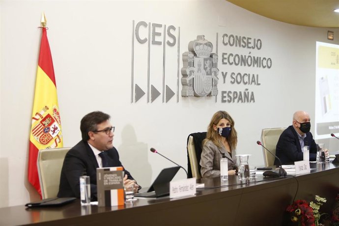 El presidente en funciones del CES, Pedro Fernández Alén, y la ministra de Trabajo y Economía Social, Yolanda Díaz