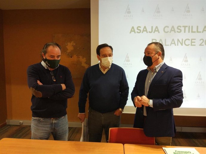 El presidente de Asaja, Pedro Barato, (centro) junto a los responsables de la organización en Castilla y León y Valladolid, Donaciano Dujo y Juan Ramón Alonso, respectivamente (derecha e izquierda).