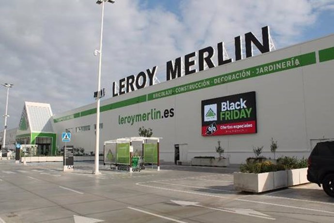 Fachada de una tienda de Leroy Merlin con las pantallas LED Outdoor instaladas por LG Business Solutions e Ikaro Digital