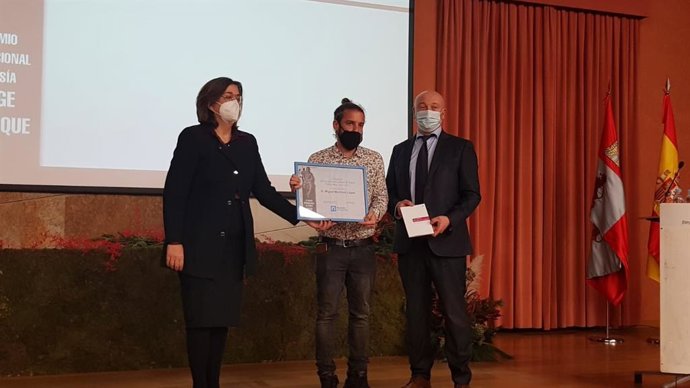 Miguel Martínez (C) recoge el premio de manos de la presidenta de la Diputación de Palencia.
