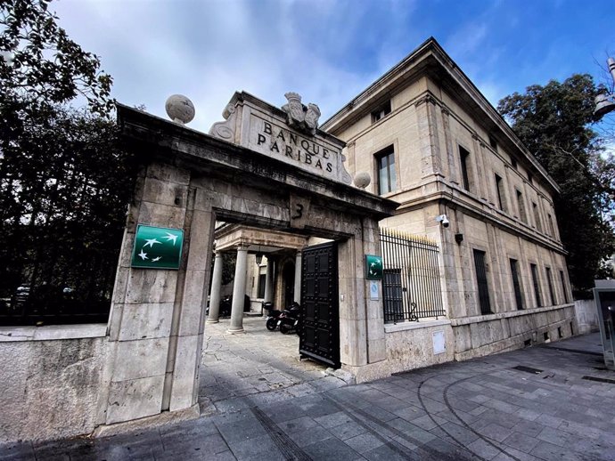 Entrada a la sede en Madrid del Banco BNP Paribas en la Calle Hermanos Bécquer n 3, en Madrid (España) a 10 de febrero de 2020.