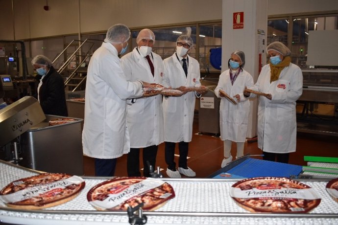 Jesús Julio Carnero durante su visita a la fábrica de pizzas de Campofrío en Ólvega (Soria).