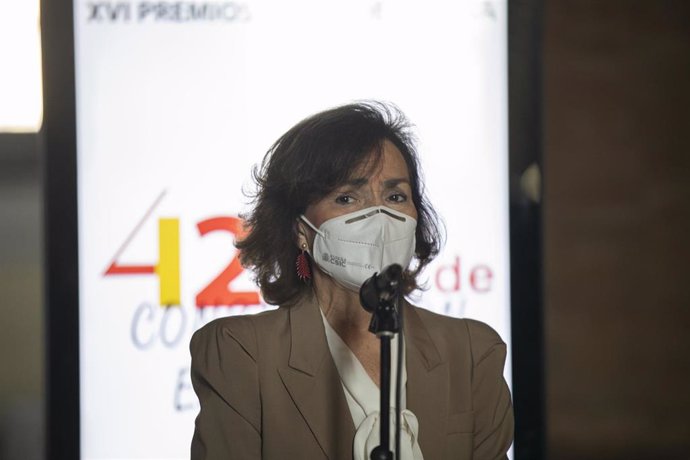 La vicepresidenta primera del Gobierno, ministra de la Presidencia, Relaciones con las Cortes y Memoria Democrática, Carmen Calvo, atiende a los medios de comunicación En Sevilla (Andalucía, España), a 21 de diciembre de 2020.