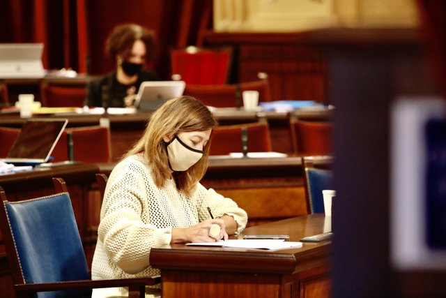 La presidenta del Govern, Francina Armengol, durante la primera jornada del pleno del debate de los Presupuestos autonómicos de 2021