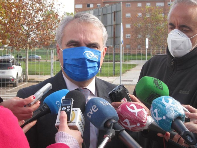 El alcalde de Badajoz, Francisco Javier Fragoso, atiende a los medios