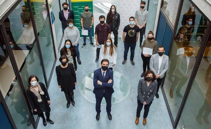De izda a dcha. Lucía Nieto (LUCE-CEIN), Iosune Pascual (gerente de la Fundación Universidad Sociedad), Ricardo Goñi (Caja Rural), la vicerrectora Cristina Bayona y el presidente del Consejo Social de la Universidad, Javier Vidorreta.