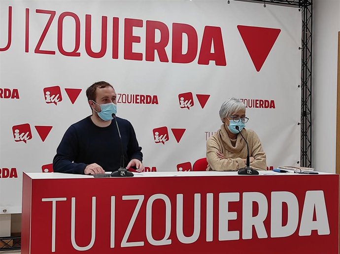 Los coordinadores de IU y Podemos en La Rioja, Diego Bengoa y Arantxa Carrero, respectivamente, en comparecencia de prensa