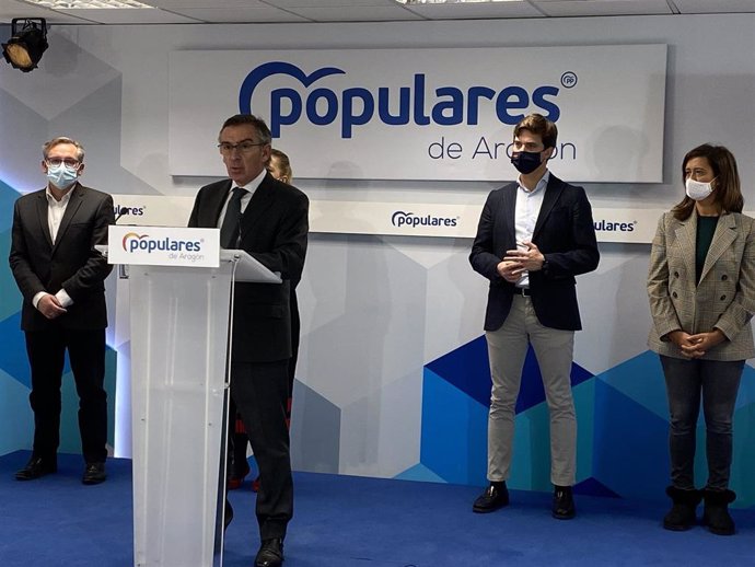 Luis María Beamonte, acompañado de los portavoces del grupo parlamentario del PP Aragón.