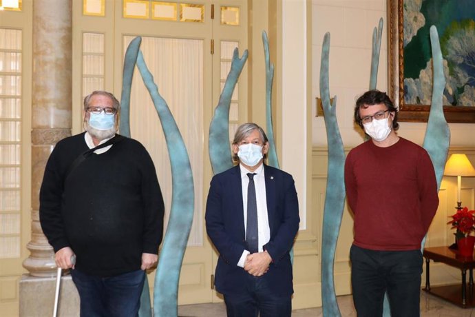 (I-D) El Presidente De La Plataforma por El Voluntariado De Baleares, Miquel Coll, El Presidente Del Parlament, Vicen Thoms, Y El Director De La Secretaría Técnica De La Plataforma, Gerard March.