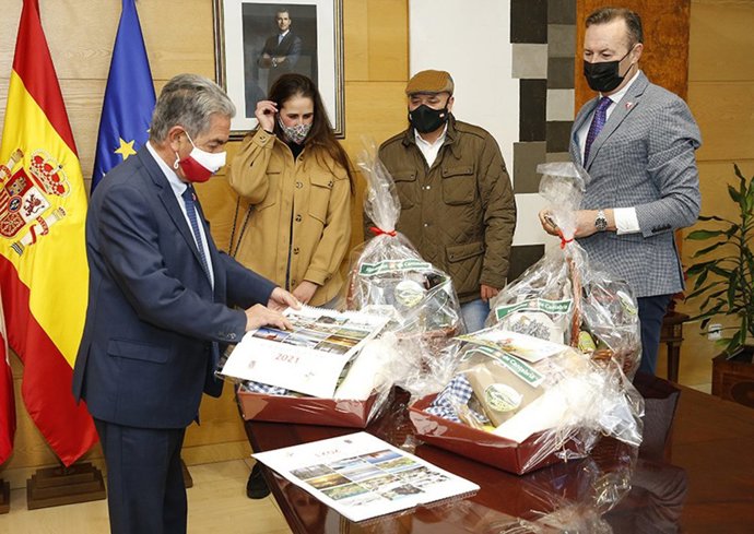 Miguel Ángel Revilla y Guillermo Blanco junto a los ganadores Miriam Hernández y Juan Carlos Rodríguez.