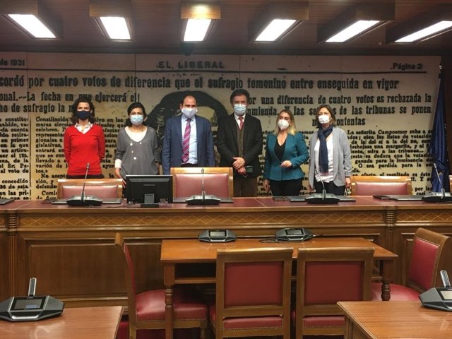 Rueda de prensa de SCC en el Senado para presentar una encuesta sobre la enseñanza en Cataluña realizada por GAD3.