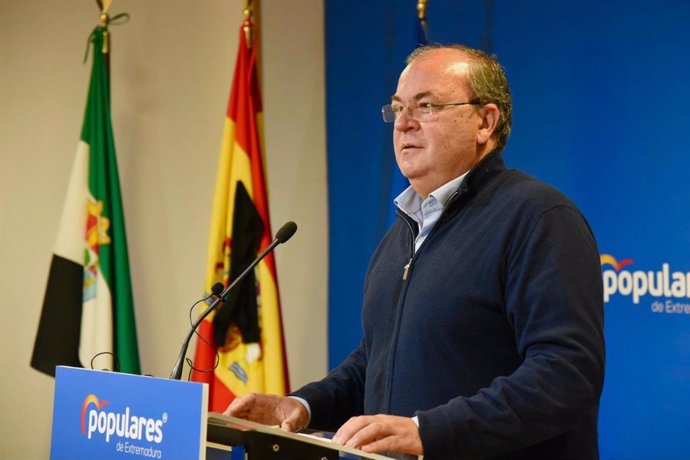 El presidente del PP de Extremadura, José Antonio Monago, en rueda de prensa