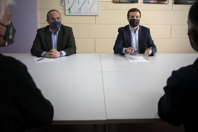 El  presidente del PPC, Alejandro Fernández, y  el presidente del PP, Pablo Casado, en una reunión con cofradías de pescadores en Roses (Girona).