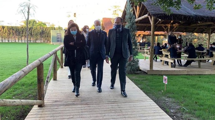 El consejero de Educación, Javier Imbroda, este lunes en su visita al centro Yago School en Castilleja de la Cuesta (Sevilla).