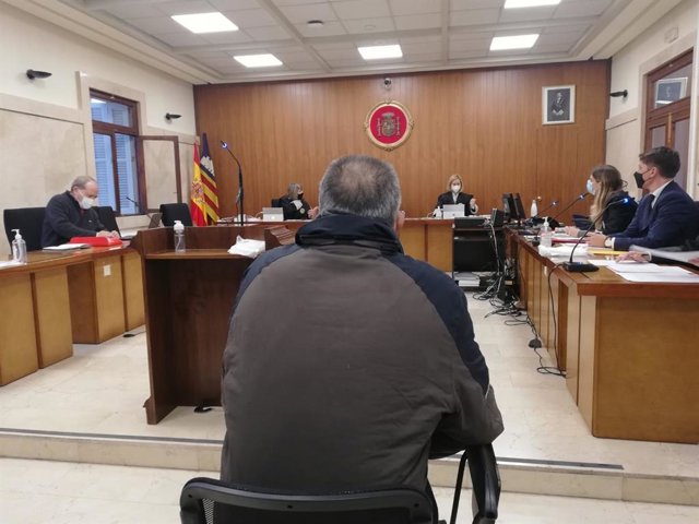 El acusado de intentar asesinar a su expareja en Ciutadella en enero de 2019, este lunes en el juicio en la Audiencia Provincial de Palma.