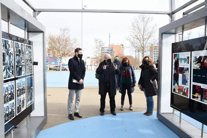 El consejero municipal de Participación Ciudadana, Javier Rodrigo, inaugura la muestra de  cómic "¿Pintas o dibujas?" en el recinto de la Expo