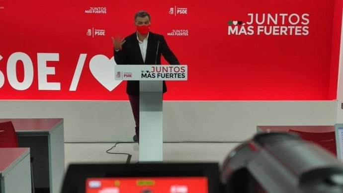 El portavoz del PSOE de Extremadura, Juan Antonio González, en rueda de prensa