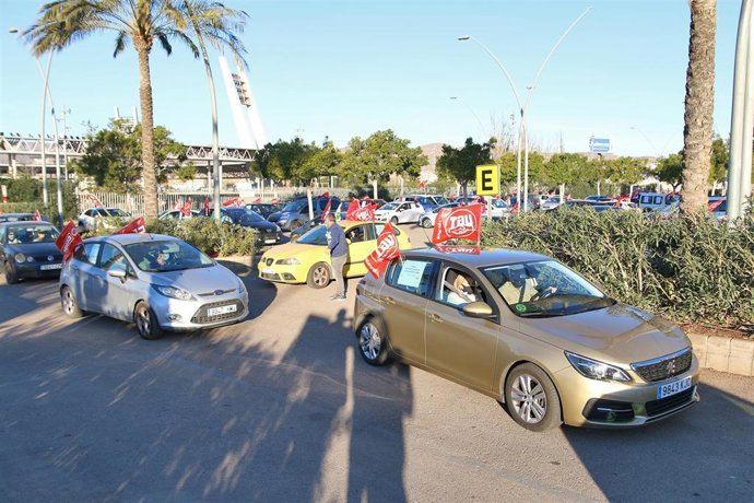 El sector de la industria auxiliar de la agricultura se manifiesta con una caravana de coches