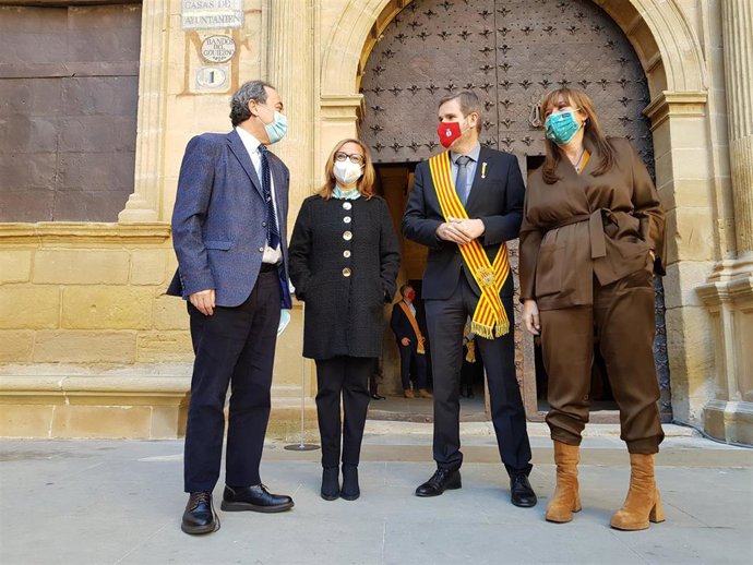 Las consejeras de Presidencia y Sanidad, Mayte Pérez, y Sira Repollés, respectivamente, durante su visita a AlcañizTER