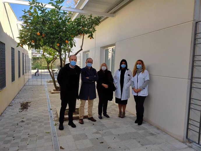 Junta amplía el centro de salud de Almonte con un nuevo edificio con cinco consultas y dos salas de espera.