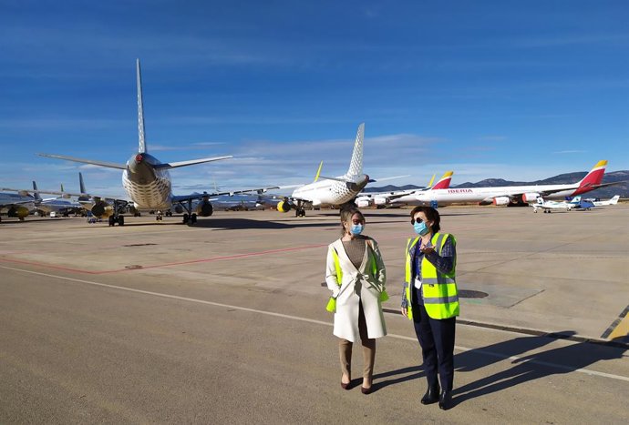 Visita de Inmaculada Rodríguez-Piñeiro al aeropuerto