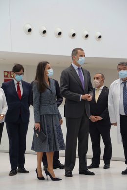 Los reyes de España Letizia y Felipe VI durante la inauguración del nuevo Hospital Universitario de Toledo, en Castilla-La Mancha (España), a 16 de noviembre de 2020. Se concluye hoy un proceso que comenzó hace 14 años, ya que fue en enero de 2006 cuand