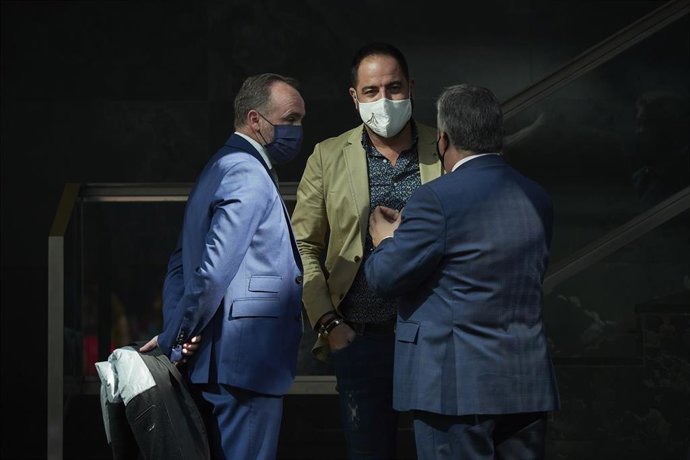 (I-D) El presidente de UPN, Javier Esparza; el parlamentario foral socialista Ramon Alzórriz; y el diputado socialista Santos Cerdán, durante la entrega de declaraciones de reparación y reconocimiento personal a 20 víctimas de la represión del franquism